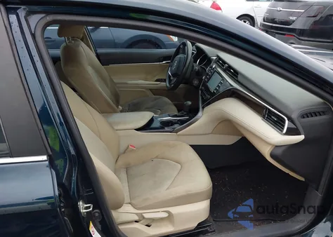 2018 Toyota Camry Le z USA, uszkodzony, nr VIN 4T1B11HK9JU614682